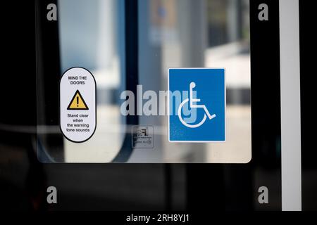 Rollstuhlschild an der U-Bahn-Station West Midlands, Birmingham, Großbritannien Stockfoto