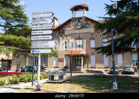 Toulouse, Frankreich. 14. Aug. 2023. Eintritt zum Purpan Hospital. Universitätsklinikum Toulouse (CHU). SAMU 31, Gebäude Louis Lareng auf dem Gelände des Universitätsklinikums Toulouse. Frankreich, Toulouse 14. August 2023. Foto: Patricia Huchot-Boissier/ABACAPRESS.COM Kredit: Abaca Press/Alamy Live News Stockfoto