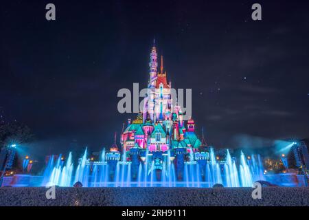 Wunderschöne Beleuchtung des Disneyland Wahrzeichens bei Nacht in Hongkong Stockfoto