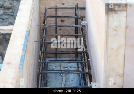 Nahaufnahme des Bewehrungskäfigs im Rollladen, bereit zum Gießen mit Beton. Selektiver Fokus Stockfoto