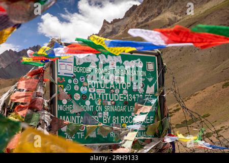 India, Jammu & Kashmir, Ladakh, Fotu-La Altitude 13.470 Schild auf NH1 Leh zum Kargil Highway Pass Stockfoto