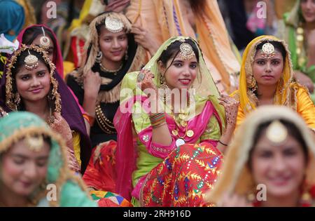 Amritsar. 14. Aug. 2023. Frauen in traditioneller Punjabi-Kleidung feiern das Teej Festival im Bezirk Amritsar im nördlichen indischen Bundesstaat Punjab am 14. August 2023. Kredit: Str/Xinhua/Alamy Live News Stockfoto
