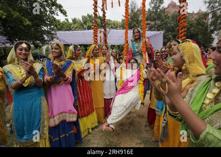 Amritsar. 14. Aug. 2023. Frauen in traditioneller Punjabi-Kleidung feiern das Teej Festival im Bezirk Amritsar im nördlichen indischen Bundesstaat Punjab am 14. August 2023. Kredit: Str/Xinhua/Alamy Live News Stockfoto
