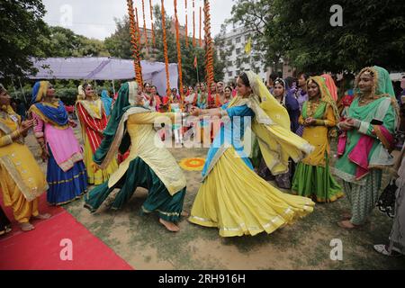 Amritsar. 14. Aug. 2023. Frauen in traditioneller Punjabi-Kleidung feiern das Teej Festival im Bezirk Amritsar im nördlichen indischen Bundesstaat Punjab am 14. August 2023. Kredit: Str/Xinhua/Alamy Live News Stockfoto