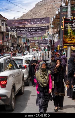 Indien, Jammu & Kaschmir, Kargil Hauptbasar, Menschenmassen für Ashura, Muharram Festival Stockfoto