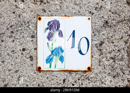 Nahaufnahme einer emaillierten Plakette mit der Nummer 10 an einer Steinwand. Stockfoto