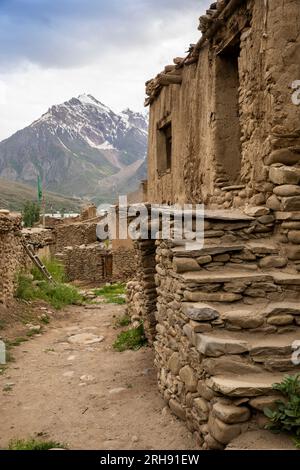 Indien, Ladakh, Suru Valley, Panikhar, alte Dorfhäuser mit Nun Peak 7235m Stockfoto