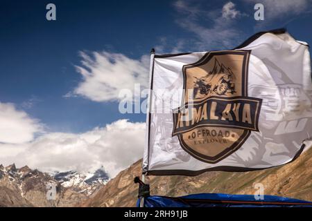 Indien, Ladakh, Zanskar, Rangdum, Himalaya Offroad Explorer Flagge auf Fahrzeug unterstützt Off-Road-Fahrradtour Stockfoto