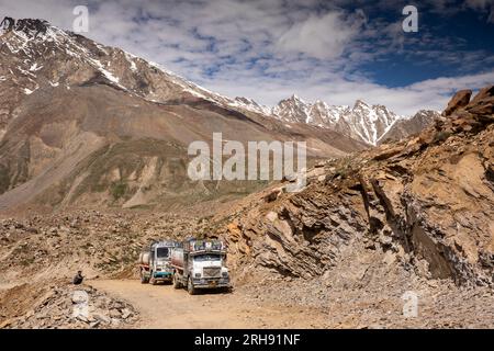 Indien, Ladakh, Zanskar, Lastwagen warten auf NH301 Kargil bis Padum Highway Penzi La Pass Stockfoto