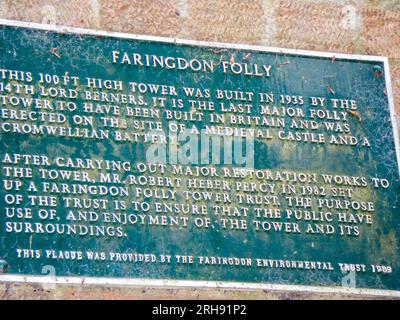 Schild Faringdon Folly, auf Folly Hill oder Faringdon Hill, Faringdon, Oxfordshire, Großbritannien. Stockfoto