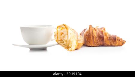 Frische Buttercroissants und Kaffeetasse isoliert auf weißem Hintergrund. Stockfoto