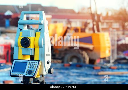 Nahaufnahme von Tacheometern oder Theodoliten der optischen Ausrüstung des Vermessers auf der Baustelle mit selektivem Fokus und verschwommenem Hintergrund Stockfoto