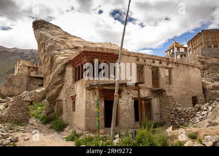 Indien, Ladakh, Sanskar, Padum Khar, Altstadt, altes Haus mit Gebetsrad, das unter dem Felsen gebaut wurde Stockfoto