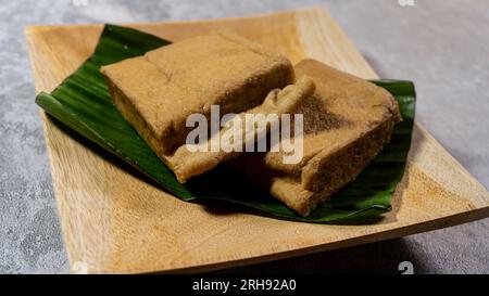 Tahu oder Tofu serviert mit Bananenblättern auf einem Holzteller Stockfoto