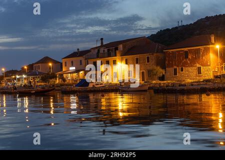 Die Küste bei Dämmerung mit Straßenlaternen, Kaprije Island in Kroatien Stockfoto