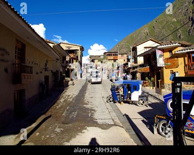 Das kleine Dorf in der Nähe der Inka-Ruinen Ollantaytambo, Peru, Südamerika Stockfoto