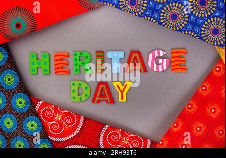 Heritage Day Südafrika, 24. September. Heritage Day in bunten Buchstaben mit ikonischem südafrikanischem bedrucktem Tuch Stockfoto