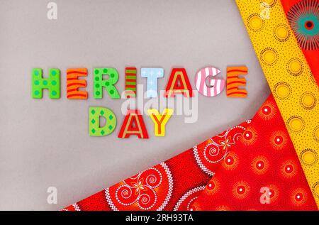 Heritage Day Südafrika, 24. September. Heritage Day in bunten Buchstaben mit ikonischem südafrikanischem bedrucktem Tuch Stockfoto
