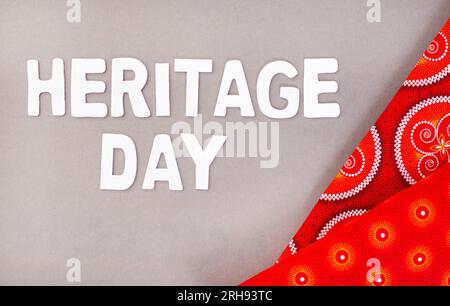 Heritage Day Südafrika. Heritage Day in weißen Buchstaben mit ikonischem südafrikanischem bedrucktem Tuch Stockfoto