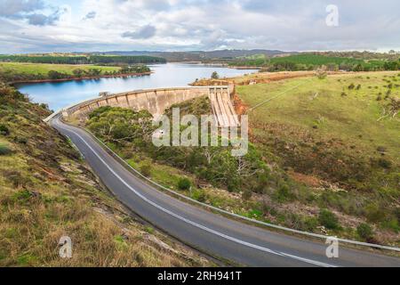 Das Myponga Reservoir ist während der Wintersaison in South Australia von der Aussichtsplattform aus zu sehen Stockfoto