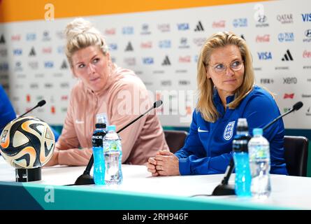 Englands Millie Bright und Cheftrainer Sarina Wiegman während der Pressekonferenz im Stadium Australia, Sydney. Foto: Dienstag, 15. August 2023. Stockfoto