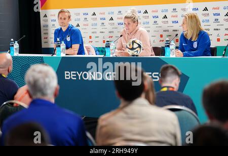 Englands Millie Bright und Cheftrainer Sarina Wiegman während der Pressekonferenz im Stadium Australia, Sydney. Foto: Dienstag, 15. August 2023. Stockfoto