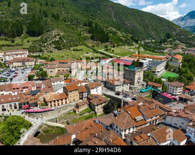 Potes in Kantabrien, allgemeine Ansicht. Diese Bevölkerung gehört zur Gemeinde Kantabrien und liegt am Fuße des Picos de Europa. Namens Beaut Stockfoto