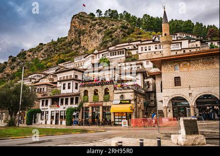 Historische osmanische Häuser in Berat, Albanien. Blick auf die Stadt im Viertel Mangalem Stockfoto