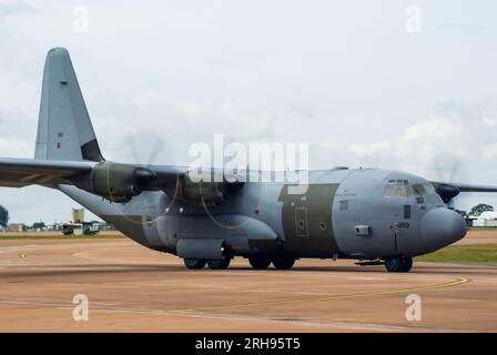 Royal Air Force Lockheed Martin C-130J Hercules C5 Transportflugzeug ZH889 zum Start in RAF Fairford. Patchworkplatten Stockfoto