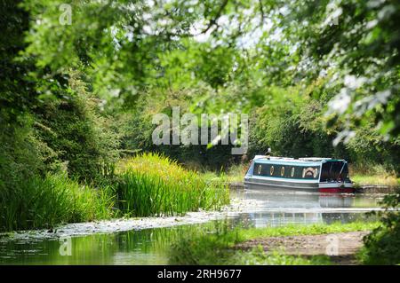 Schmales Boot am Market Harborough Zweig des Grand Union Canal Stockfoto