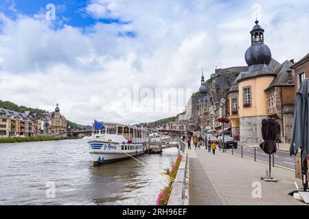 Cruiseboat vor dem Rathaus auf dem Boulevard in Dinant, Belgien Stockfoto