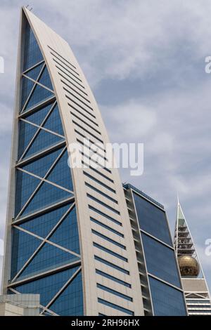 Hamad Tower. Al-Faisaliyah-Turm im Hintergrund. Bezirk al-Olaya, Riad, Saudi-Arabien. Stockfoto