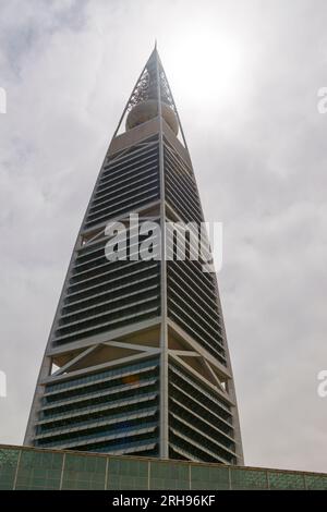 Der Al-Faisaliyah-Turm, von unten gesehen, ein kommerzieller Hochhaus- und Mixed-Use-Komplex im al-Olaya-Viertel von Riad, Saudi-Arabien. Stockfoto