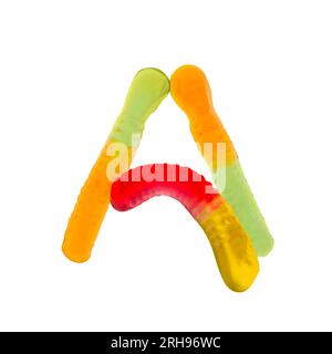 Buchstabe A aus bunten Gummiwürmern und isoliert auf reinweißem Hintergrund. Konzept des Lebensmittelalphabets. Ein Buchstabe der süßen Essensschrift Easy Stockfoto