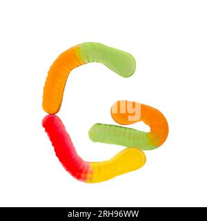 Buchstabe G aus mehrfarbigen Gummiwürmern und isoliert auf reinweißem Hintergrund. Konzept des Lebensmittelalphabets. Ein Buchstabe der süßen Essensschrift Easy Stockfoto
