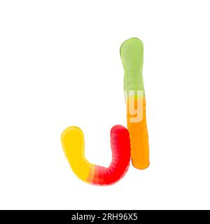 Buchstabe J aus mehrfarbigen Gummiwürmern und isoliert auf reinweißem Hintergrund. Konzept des Lebensmittelalphabets. Ein Buchstabe der süßen Essensschrift Easy Stockfoto