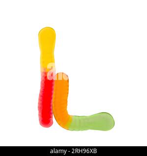 Buchstabe L aus mehrfarbigen Gummiwürmern und isoliert auf reinweißem Hintergrund. Konzept des Lebensmittelalphabets. Ein Buchstabe der süßen Essensschrift Easy Stockfoto