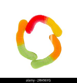 Buchstabe O aus mehrfarbigen Gummiwürmern und isoliert auf reinweißem Hintergrund. Konzept des Lebensmittelalphabets. Ein Buchstabe der süßen Essensschrift Easy Stockfoto