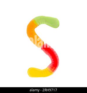 Buchstabe S aus mehrfarbigen Gummiwürmern und isoliert auf reinweißem Hintergrund. Konzept des Lebensmittelalphabets. Ein Buchstabe der süßen Essensschrift Easy Stockfoto