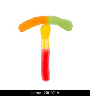 Buchstabe T aus mehrfarbigen Gummiwürmern und isoliert auf reinweißem Hintergrund. Konzept des Lebensmittelalphabets. Ein Buchstabe der süßen Essensschrift Easy Stockfoto