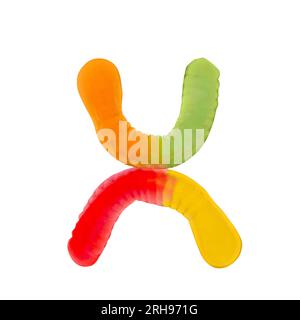 Buchstabe X aus bunten Gummiwürmern und isoliert auf reinweißem Hintergrund. Konzept des Lebensmittelalphabets. Ein Buchstabe der süßen Essensschrift Easy Stockfoto