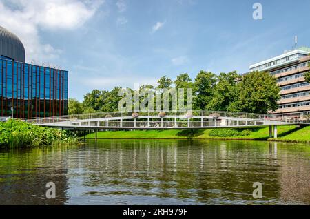 Zwolle, Niederlande, 11. August 2023: Blick von Süden über den Stadtgraben in Richtung Fußgängerbrücke Spinhuis Stockfoto