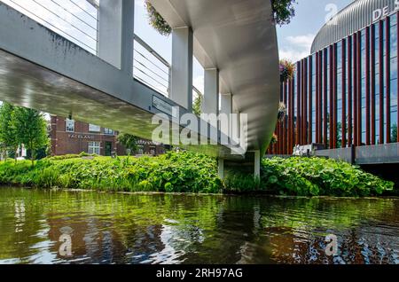 Zwolle, Niederlande, 11. August 2023: Blick von einem Boot auf dem Stadtgraben auf die Spinhuis-Brücke mit Spiegeltheater im Hintergrund Stockfoto