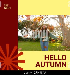 Composite eines "Hallo Herbsttextes" über eine glückliche birassische Frau im Herbstpark Stockfoto