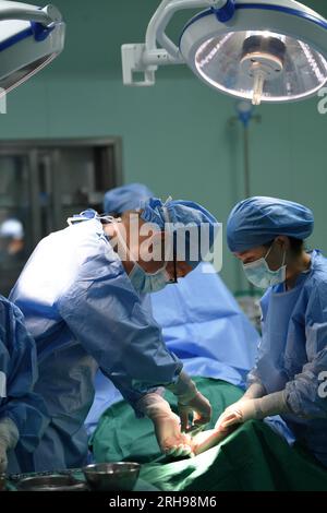 GUIYANG, CHINA - 15. AUGUST 2023 - Ärzte operieren an einem Patienten im Volkskrankenhaus in Guiyang, Provinz Guizhou, China, 15. August 2023. August Stockfoto