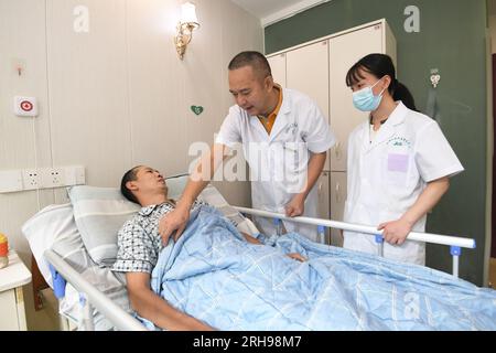 GUIYANG, CHINA - 15. AUGUST 2023 - Arzt Ni Pingbo (Zentrum) fragt einen Patienten nach seiner Genesung in Guiyang, Provinz Guizhou, China, 15. August 2023. Augu Stockfoto