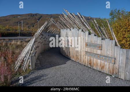 Sonniger Herbstblick auf den Kungsleden Wanderweg im Abisko Nationalpark Gemeinde Kiruna Lappland Schweden. Stockfoto