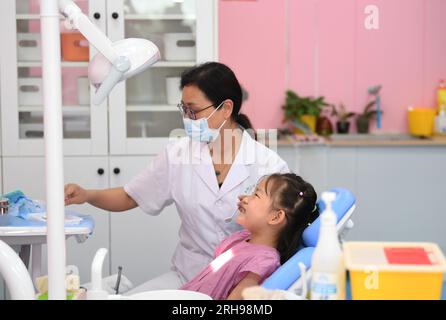 GUIYANG, CHINA - 15. AUGUST 2023 - Kinderzahnarzt Fang Yiping untersucht ein Kind auf Karies in Guiyang, Provinz Guizhou, China, 15. August 2023. Stockfoto