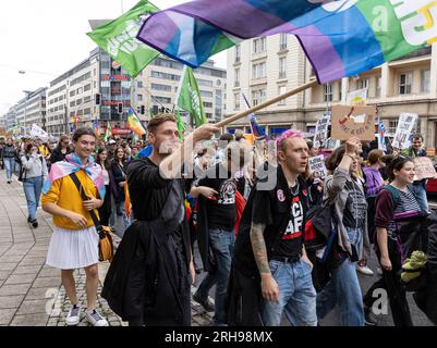 Demonstration gegen die AfD in Magdeburg, während des Bundesparteitages 2023, organisiert vom Bündis gegen Rassismus und den OMAS gegen Rechts Stockfoto