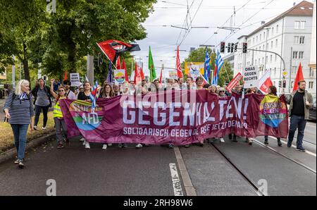 Demonstration gegen die AfD in Magdeburg, während des Bundesparteitages 2023, organisiert vom Bündis gegen Rassismus und den OMAS gegen Rechts Stockfoto